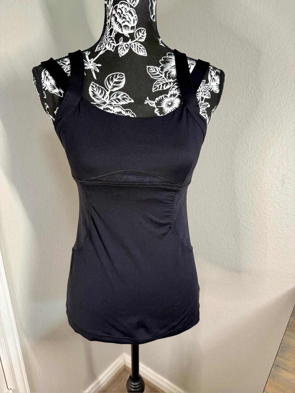 Lululemon Black Chaturanga Strappy Yoga Tank Top Size 6